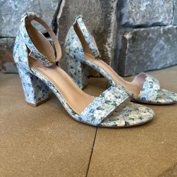 Perphy Floral Printed Open Toe Ankle Strap Chunky Heel Sandals - Picture 3 of 9